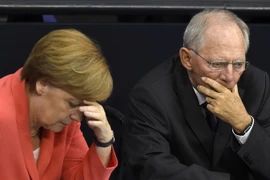 Thủ tướng Đức Angela Merkel (trái) và Bộ trưởng Tài chính Wolfgang Schaeuble tại cuộc họp của Hạ viện ở Berlin ngày 17/7. (Nguồn: AFP/TTXVN)