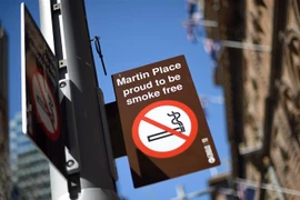 Biển cấm hút thuốc lá tại địa điểm công cộng ở Sydney, Australia. (Nguồn: AFP/TTXVN) 
