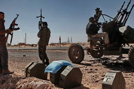 Lực lượng vũ trang gần sân bay Mitiga. (Nguồn: APA/TTXVN)