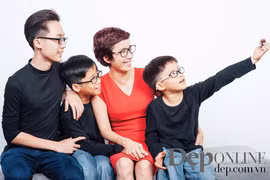 Chị Mai Anh và ba con trai Thiện Nhân , Thiên Minh và Hải Minh. (Nguồn: Đẹp/Vietnam+)