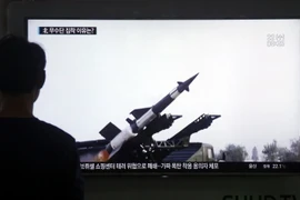 Người dân Hàn Quốc theo dõi bản tin tại một nhà ga ở thủ đô Seoul về vụ phóng tên lửa của Triều Tiên ngày 22/6. (Nguồn: THX/TTXVN)