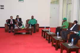 Tổng Thư ký Đảng Cách mạng Tanzania Abdulrahman Kinana tiếp Đoàn tại thủ đô Dodoma, ngày 21/9. (Ảnh: Mạnh Hùng/TTXVN)