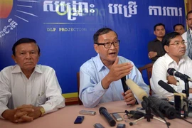 Thủ lĩnh Đảng Cứu nguy dân tộc Campuchia (CNRP) đối lập Sam Rainsy (giữa) trong cuộc họp báo tại Phnom Penh ngày 26/8/2013. (Nguồn: AFP/TTXVN) 
