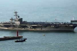 Tàu sân bay USS Carl Vinson tới cảng Busan Hàn Quốc ngày 15/3. (Nguồn: Yonhap/TTXVN)