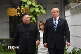 Tổng thống Mỹ Donald Trump (phải) và nhà lãnh đạo Triều Tiên Kim Jong-un (trái) tại cuộc gặp ở Hà Nội ngày 28/2/2019. (Nguồn: AFP/TTXVN) 