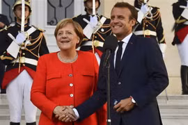 Tổng thống Pháp Emmanuel Macron (phải) và Thủ tướng Đức Angela Merkel (trái) trong cuộc gặp tại Marseille, Pháp, ngày 7/9. (Nguồn: AFP/TTXVN) 