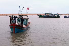 Tàu cá của anh Nguyễn Văn Long đưa ngư dân bị nạn trên biển vào bờ. (Ảnh: Thế Lập/TTXVN)
