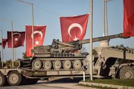 Xe quân sự của quân đội Thổ Nhĩ Kỳ triển khai tại Hatay gần biên giới Thổ Nhĩ Kỳ-Syria ngày 28/1/2018. (Nguồn: AFP/TTXVN) 