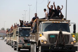 Xe chở lực lượng tình nguyện Iraq rời trung tâm tuyển quân ở Baghdad ngày 15/6. (Nguồn: AFP/TTXVN)