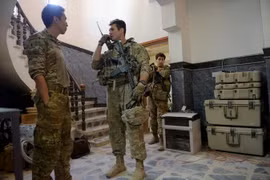 Binh sỹ Mỹ cố vấn cho lực lượng Iraq tại Mosul, Iraq ngày 21/6/2017. (Nguồn: AFP/TTXVN)