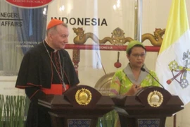 Bộ trưởng Ngoại giao Indonesia Retno Marsudi (phải) và Quốc vụ khanh Tòa thánh Vatican, Đức Hồng y Pietro Parolin. (Nguồn: internasional.metrotvnews.com)