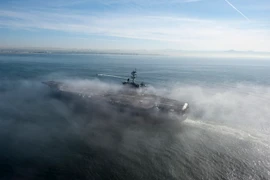 Tàu sân bay USS Carl Vinson qua vùng biển Thái Bình Dương ngày 10/4. (Nguồn: EPA/TTXVN)