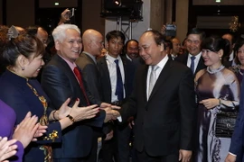 Thủ tướng Nguyễn Xuân Phúc gặp gỡ thân mật cán bộ, nhân viên Đại sứ quán và đại diện cộng đồng người Việt Nam tại Đức. (Ảnh: Thống Nhất/TTXVN)