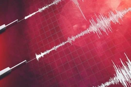 Mái ngói một ngôi nhà bị hư hại sau trận động đất ở huyện Cáp Nê Mặc Giang, tỉnh Vân Nam ngày 8/9. (Nguồn: THX/TTXVN)