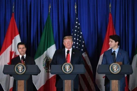 Tổng thống Mexico Enrique Pena Nieto (trái), Tổng thống Mỹ Donald Trump (giữa) và Thủ tướng Canada Justin Trudeau (phải) tại cuộc họp báo sau lễ ký Hiệp định USMCA tại Buenos Aires, Argentina ngày 30/11/2018. (Nguồn: AFP/TTXVN) 