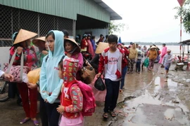 [Video] Đồng loạt cho học sinh nghỉ sớm để tránh bão số 16