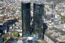Hai tòa tháp trụ sở ngân hàng Đức Deutsche Bank tại Frankfurt am Main ngày 7/4/2011. (Nguồn: AFP/TTXVN)