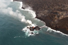 Hòn đảo nhỏ được hình thành từ nham thạch núi lửa Kilauea ở đảo Hawaii, Mỹ ngày 13/7. (Nguồn: AFP/TTXVN)