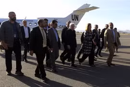 Đặc phái viên Liên hợp quốc về tình hình Yemen Martin Griffiths (giữa) tới sân bay quốc tế Sanaa ở Yemen ngày 5/1/2019. (Nguồn: AFP/TTXVN) 