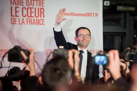 Cựu Bộ trưởng Giáo dục Pháp Benoit Hamon phát biểu tại Paris sau khi kết quả sơ bộ cuộc bầu cử ứng viên tranh cử Tổng thống Pháp vòng 1 của phe cánh tả được công bố ngày 22/1. (Nguồn: EPA/TTXVN)