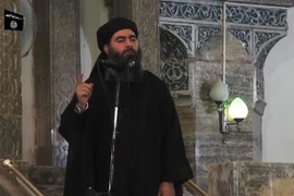 Hình ảnh trích từ video của kênh truyền thông Al-Furqan cho thấy thủ lĩnh tổ chức khủng bố IS Abu Bakr al-Baghdadi xuất hiện tại thành phố Mosul, Iraq. (Nguồn: AFP/TTXVN) 