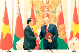 Chủ tịch nước Trần Đại Quang và Tổng thống Belarus Alexander Lukashenko tại Lễ ký Tuyên bố chung Về phát triển toàn diện và sâu rộng giữa Cộng hòa xã hội chủ nghĩa Việt Nam và Cộng hòa Belarus. (Ảnh: Nhan Sáng/TTXVN)
