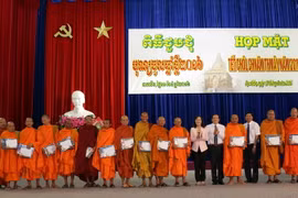Lãnh đạo tỉnh Bạc Liêu tặng quà cho các vị hòa thượng, thượng tọa, đại đức, Ban quản trị các chùa Khmer tại buổi họp mặt. (Ảnh: Nguyễn Thanh Liêm/TTXVN)