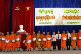 Lãnh đạo tỉnh Bạc Liêu tặng quà cho các vị hòa thượng, thượng tọa, đại đức, Ban quản trị các chùa Khmer tại buổi họp mặt. (Ảnh: Nguyễn Thanh Liêm/TTXVN)