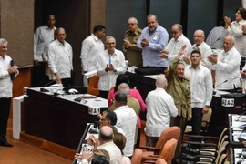 Chủ tịch Cuba Miguel Diaz Canel (trái) và Bí thư thứ nhất Đảng Cộng sản Cuba Raul Castro (giữa) tại cuộc họp bất thường Quốc hội Cuba ở thủ đô La Habana ngày 2/6. AFP/TTXVN.