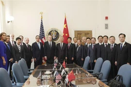 Phó Thủ tướng Trung Quốc Lưu Hạc (giữa, thứ 2, phải sang), Đại diện Thương mại Mỹ Robert Lighthizer (giữa, thứ 2, trái sang) và Bộ trưởng Tài chính Steven Mnuchin (giữa, thứ nhất, trái sang) tại một cuộc đàm phán. (Nguồn: THX/TTXVN) 