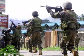 Binh sỹ Philippines trong chiến dịch truy quét phiến quân ở Lanao Del Sur ngày 25/5. (Nguồn: THX/TTXVN)