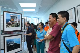 Triển lãm Việt Nam hướng nhìn từ biển đảo. (Ảnh: Nguyễn Hồng Tâm/TTXVN)