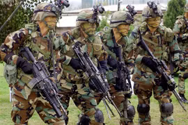 Binh sỹ thuộc Lực lượng Mỹ tại Hàn Quốc (USFK) làm nhiệm vụ tại căn cứ quân sự Yongsan, Seoul, Hàn Quốc, ngày 25/4/2003. (Nguồn: AFP/TTXVN) 