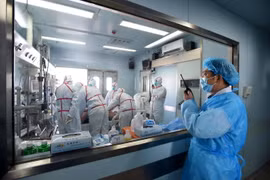 Bệnh nhân nhiễm virus H7N9 được điều trị tại một bệnh viện ở Vũ Hán, Hồ Bắc (Trung Quốc) ngày 12/2. (Nguồn: AFP/TTXVN)