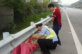 [Photo] Cảnh sát giao thông đỡ đẻ cho thai phụ ngay trên xe