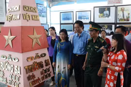 Các đại biểu tham quan một cuộc Triển lãm bản đồ và trưng bày tư liệu Hoàng Sa, Trường Sa của Việt Nam - Những bằng chứng lịch sử và pháp lý. (Ảnh: Nhật Bình/TTXVN)