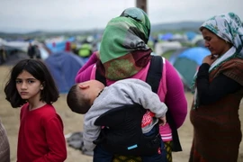 Người tị nạn và di cư bị mắc kẹt tại khu vực biên giới Hy Lạp- Macedonia. (Nguồn: AFP/TTXVN)