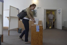 Cử tri Cộng hòa Séc bỏ phiếu bầu Nghị viện châu Âu (EP) tại điểm bầu cử ở Prague ngày 24/5/2019. (Nguồn: AFP/TTXVN) 