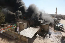 Khói bốc lên sau các cuộc không kích ở thị trấn Khan Sheikhun, tỉnh Idlib, Syria. (Nguồn: AFP/TTXVN) 