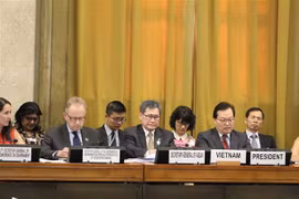 Đại sứ, Trưởng Phái đoàn Việt Nam tại Geneva Dương Chí Dũng (hàng đầu, đầu tiên bên phải); Tổng Thư ký ASEAN Lim Jock Hoi (hàng đầu, thứ hai từ phải sang); Tổng Giám đốc Văn phòng Liên hợp quốc tại Geneva kiêm Tổng Thư ký CD Michael Moller (hàng đầu, thứ 
