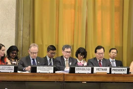 Đại sứ, Trưởng Phái đoàn Việt Nam tại Geneva Dương Chí Dũng (hàng đầu, đầu tiên bên phải); Tổng Thư ký ASEAN Lim Jock Hoi (hàng đầu, thứ hai từ phải sang); Tổng Giám đốc Văn phòng Liên hợp quốc tại Geneva kiêm Tổng Thư ký CD Michael Moller (hàng đầu, thứ 