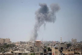 Khói bốc lên sau các cuộc không kích do quân đội Israel tiến hành tại thành phố Rafah, Dải Gaza ngày 14/7/2018. (Nguồn: THX/TTXVN) 