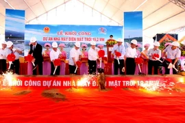 Phó Thủ tướng Hoàng Trung Hải và các đại biểu động thổ khởi công xây dựng công trình. (Ảnh: Ngọc Hà/TTXVN)