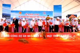 Phó Thủ tướng Hoàng Trung Hải và các đại biểu động thổ khởi công xây dựng công trình. (Ảnh: Ngọc Hà/TTXVN)