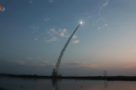 Một tên lửa tầm ngắn mới của Triều Tiên được phóng thử từ bán đảo Hodo, gần thị trấn ven biển phía đông Wonsan, ngày 25/7/2019. (Nguồn: Yonhap/TTXVN) 