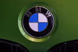 Logo của BMW trên một chiếc xe mới trưng bày tại trụ sở của hãng ở Munich, Đức. (Nguồn: AFP/TTXVN) 