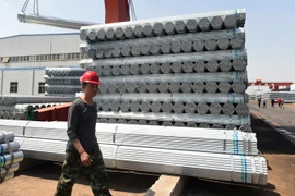 Sản phẩm ống thép tại một nhà máy ở Sơn Đông, Trung Quốc. (Nguồn: AFP/TTXVN)