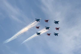Máy bay chiến đấu Sukhoi Su-27 và Mikoyan MiG-29 tham gia lễ duyệt binh kỷ niệm 70 năm Ngày Chiến thắng ở thủ đô Moskva ngày 9/5. (Nguồn: THX/TTXVN)