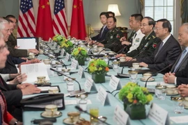 Ngoại trưởng Mỹ Rex Tillerson (giữa, trái), Bộ trưởng Quốc phòng Mỹ Jim Mattis, Ủy viên Quốc vụ Dương Khiết Trì và Tổng Tham mưu trưởng Quân Giải phóng Nhân dân Trung Quốc, Thượng tướng Phòng Phong Huy (giữa, phải) tại cuộc đối thoại. (Nguồn: AFP/TTXVN)