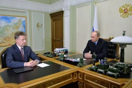 Bộ trưởng Giao thông Nga Maxim Sokolov (trái) trong một cuộc họp với Tổng thống Vladimir Putin tại Moskva. (Nguồn: AFP/TTXVN)